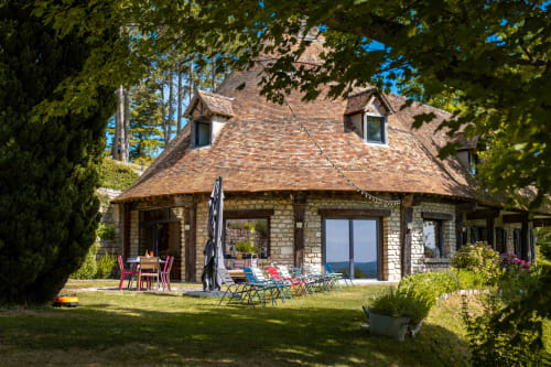 Cottage en pierre avec terrasse près de La Roche Guyon, Giverny. Vue sur le jardin avec les montagnes en arrière-plan.