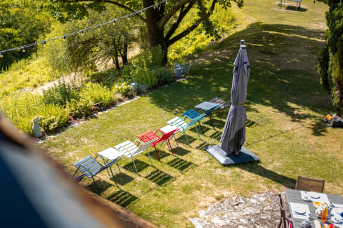 Jardin ensoleillé au Paradis de Lucile à La Roche Guyon, avec transats et parasol