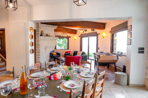 Spacieuse salle à manger et salon ouverts au Paradis de Lucile à La Roche Guyon avec table festive et espace jeux