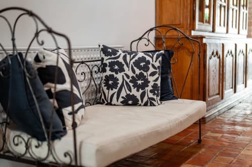 Lit en fer forgé avec coussin fleuri noir au Paradis de Lucile B&B à La Roche Guyon, France