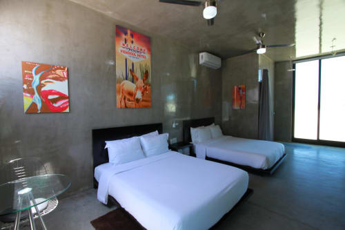 Dormitorio estilo cabaña moderna en el hotel Vidasoul de La Vinorama con dos camas, arte colorido, TV de pantalla plana y balcón con vista al mar