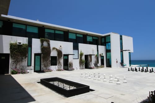 Casa de playa Vidasoul en La Vinorama con arquitectura blanca moderna, vistas al mar, patio con tumbonas y ajedrez