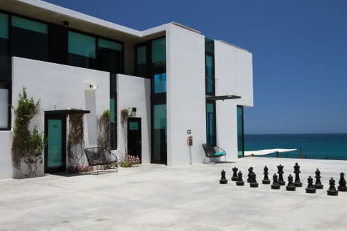Moderna cabaña de playa blanca en Vidasoul con acentos turquesas, vistas al mar y terraza exterior en La Vinorama, México