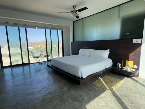 Dormitorio moderno en la cabaña Vidasoul de La Vinorama con vistas panorámicas, cama king y ventanales del piso al techo