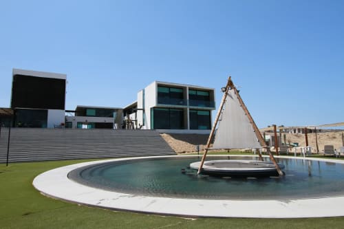 Área de piscina de lujo Vidasoul con arquitectura moderna y dosel tipo vela en La Vinorama, México