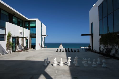 Terraza frente al mar de Vidasoul en La Vinorama con piezas de ajedrez gigantes con vistas al mar y arquitectura blanca moderna