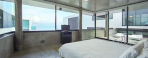 Suite Junior King moderna en Vidasoul con vista al mar, TV pantalla plana, escritorio y balcón con vista al océano en La Vinorama, México