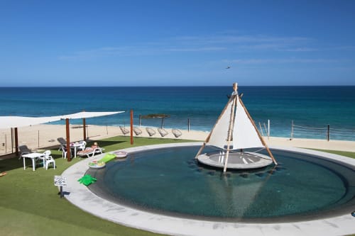 Piscina frente al mar de Vidasoul con toldo de vela frente al océano turquesa en La Vinorama, México