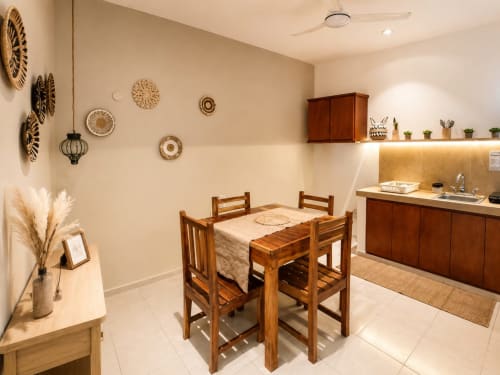 Cocina y comedor moderno del Hotel Isla Mujeres Centro con mesa de madera, sillas y paredes beige decoradas con tejidos