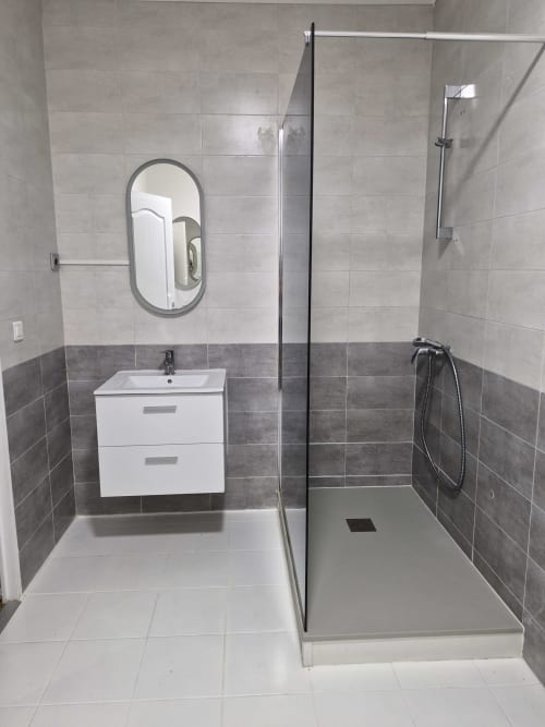 Modern bathroom in Clairette cottage at Domaine De Poulharies, Carcassonne with walk-in shower and white vanity