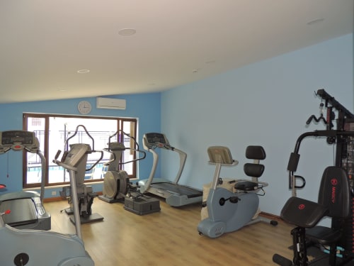 Gimnasio del Hotel PARAISO PLAYA con bicicletas estáticas, cinta de correr y equipamiento en Isla Cristina