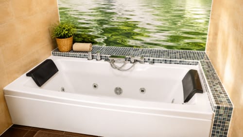 Luxe bubbelbad met uitzicht op de tuin in Maison D'hôtes Coeur D'hérault