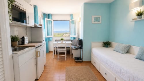Apartamento estudio moderno en Holidays Costa Brava de Empuriabrava con cocina americana, zona de comedor, cama y vistas al río desde