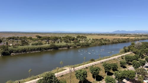 Vista del río desde el apartamento Holidays Costa Brava en Empuriabrava, España con embarcaciones y paisaje verde