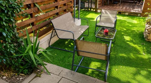 Privétuinpatio met ligstoelen en kunstgras bij Maison D'hôtes Coeur D'hérault cottage in Péret