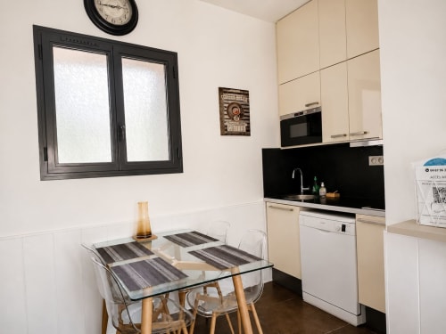 Moderne keuken en eethoek in het Cottage 2 Kamers van Maison D'hôtes Coeur D'Hérault, Péret, met uitgeruste keuken en