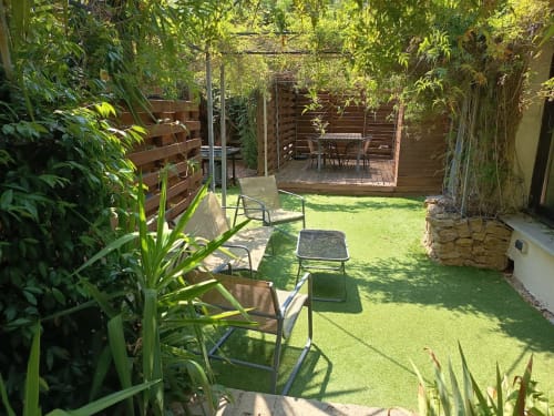 Privéterras met ligbedden, weelderige groenery en houten pergola bij Maison D'hôtes Coeur D'hérault cottage, Péret