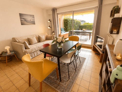 Séjour contemporain avec vue mer à La Loge Du Bassin, appartement de Cap Ferret avec fauteuil jaune et table à manger noire