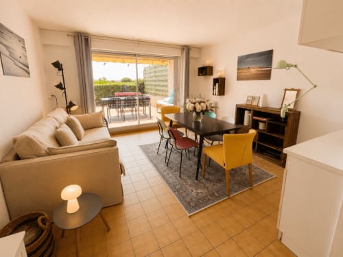 Appartement moderne à La Loge Du Bassin, Lège Cap Ferret avec vue mer, séjour, canapé beige et balcon aménagé