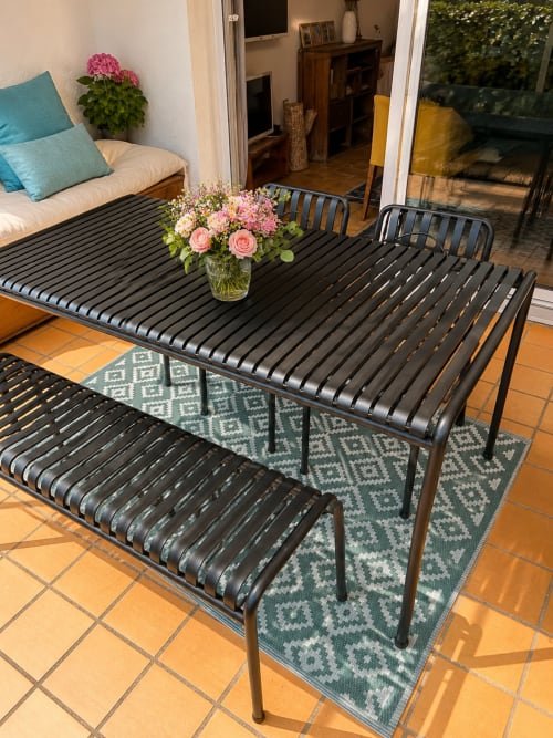 Mobilier de patio moderne avec fleurs roses à La Loge Du Bassin, appartement en bord de mer à Cap Ferret avec vue sur l'océan