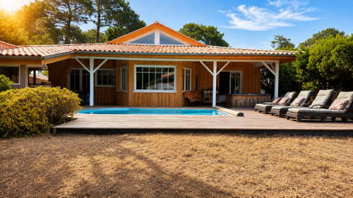 Villa moderne en bois avec piscine chauffée, transats et terrasse à La Loge Du Bassin à Lège-Cap-Ferret, France