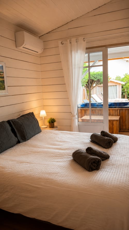 Chambre lumineuse avec vue sur la piscine face à la mer à la villa La Loge Du Bassin à Lège-Cap-Ferret