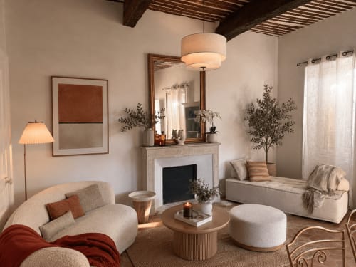 Séjour cosy à Grignan avec canapé beige arrondi, cheminée et vues sur les montagnes à Entre Ciels et Lettres