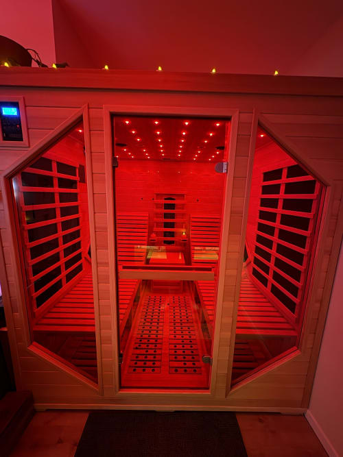 Cabine sauna infrarouge moderne avec luminothérapie rouge à Suite l'Olive Sacrée en Provence, France