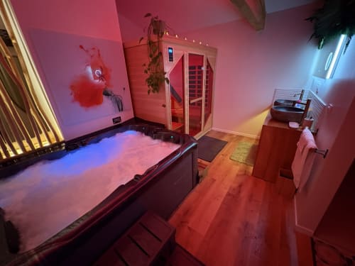 Suite spa luxueuse avec sauna infrarouge, bain à remous illuminé et éclairage ambiant en Provence, France