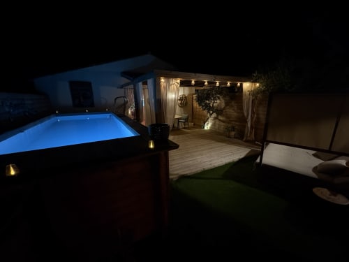 Terrasse piscine et spa illuminée la nuit, Suite l'Olive Sacrée à Cabannes, Provence