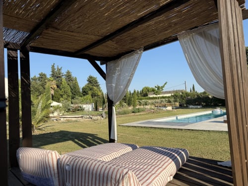 Pergola lounge avec vue sur la piscine et les jardins du Domaine Mas Lafleur, Châteaurenard