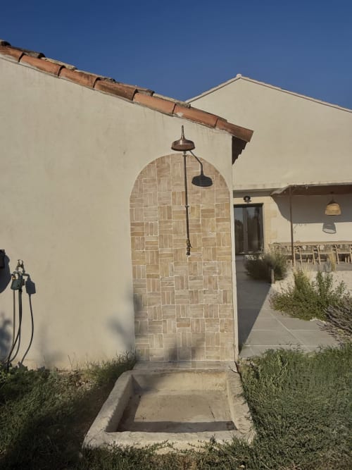 Douche extérieure au Domaine Mas Lafleur à Châteaurenard avec entrée en briques voûtées et pommeau de pluie