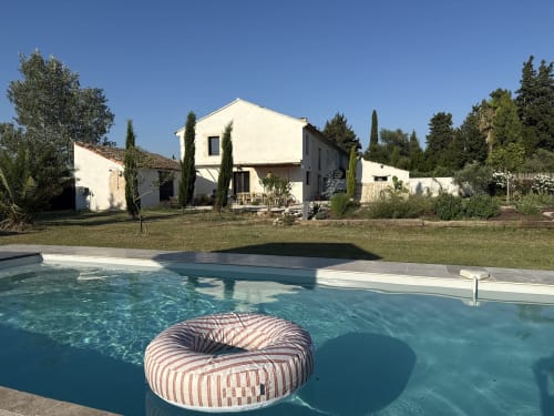 Piscine du Domaine Mas Lafleur avec float et villa blanche à Châteaurenard, France