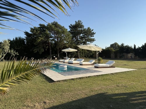 Zone piscine du Domaine Mas Lafleur avec transats, parasols et jardins entretenus à Châteaurenard