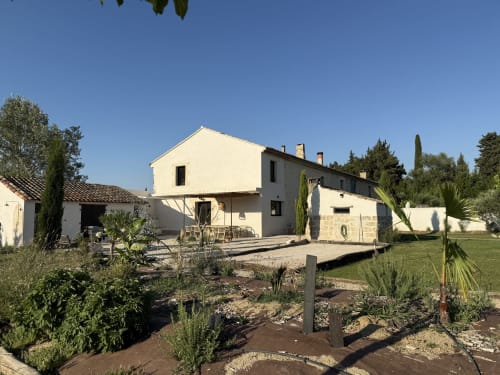 Villa de campagne Domaine Mas Lafleur à Châteaurenard, façades crème, jardins soignés et terrasse