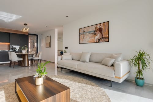 Sala de estar luminosa com decoração contemporânea na villa de luxo BHF Residences em Arco da Calheta, Portugal