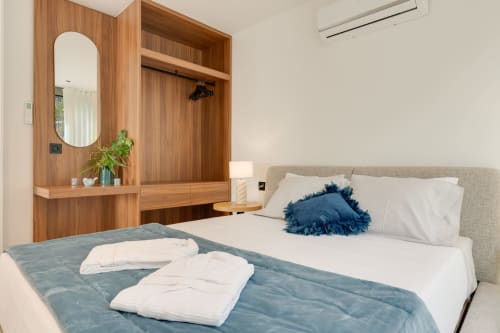 Quarto confortável preparado para duas pessoas, casa de férias na madeira
