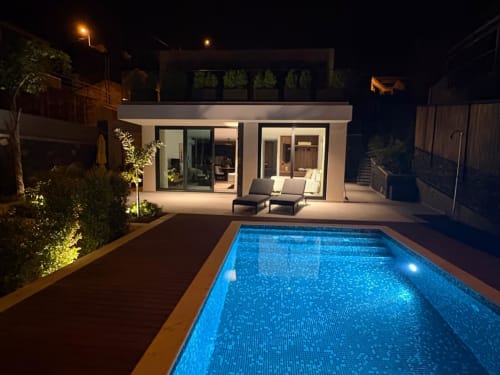 Piscina iluminada durante a noite