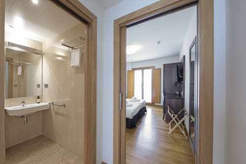 Chambre double Casa Azcona à Zizur Mayor avec salle de bains, lit et sol en bois