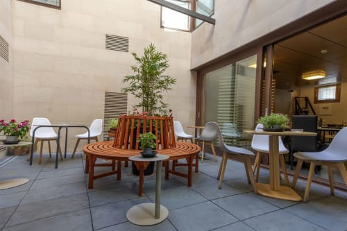 Cour contemporaine de l'hôtel Casa Azcona à Zizur Mayor avec sièges en bois, bambou et mobilier minimaliste.