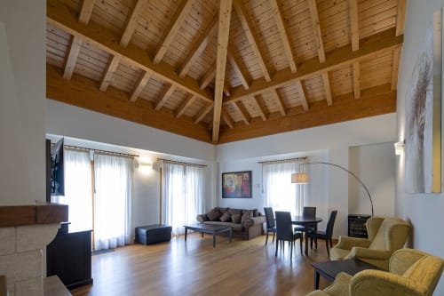 Salon spacieux de l'hôtel Casa Azcona avec poutres apparentes, mobilier contemporain et lumière naturelle à Zizur
