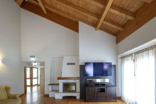 Spacieux salon Casa Azcona à Zizur Mayor avec plafond à poutres apparentes, cheminée et installation TV moderne