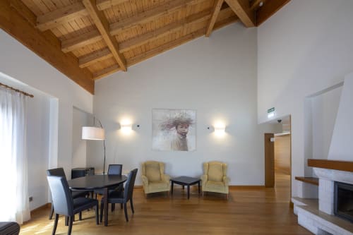 Lobby de l'hôtel Casa Azcona à Zizur Mayor avec poutres en bois, coin détente et mobilier contemporain