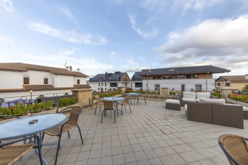 Terrasse de Casa Azcona à Zizur Mayor avec sièges, tables et vues sur la vallée