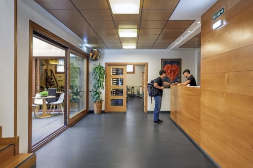 Hall d'accueil de l'hôtel Casa Azcona à Zizur Mayor avec réception en bois, mobilier moderne et entrée chaleureuse
