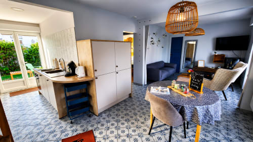 Séjour moderne à Ô de Mer à Sangatte : cuisine ouverte, salle à manger, coin détente et vue sur le jardin