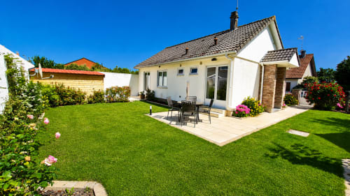 Villa blanche contemporaine avec terrasse et jardin à Maison Ô de Caps, Sangatte, près de la plage, gazon impeccable et fleurs roses