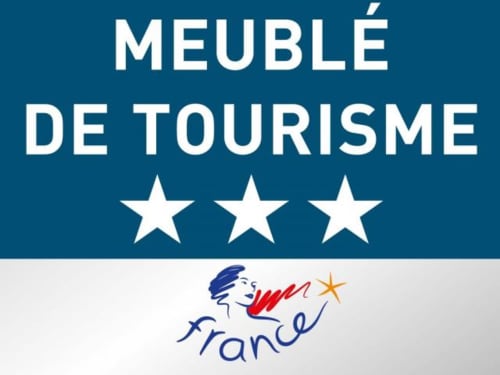 Plaque d'hébergement touristique trois étoiles de la villa Ô de Mer à Sangatte, France avec logo officiel du tourisme français