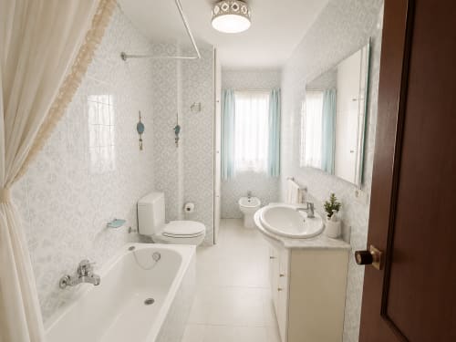 Baño moderno y luminoso en Holibai, Baiona, con azulejos blancos, doble lavabo, ducha e inodoro