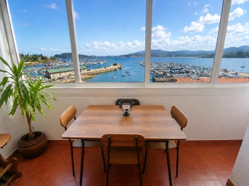 Apartamento Holibai en Baiona con comedor de madera con vistas a la marina y bahía
